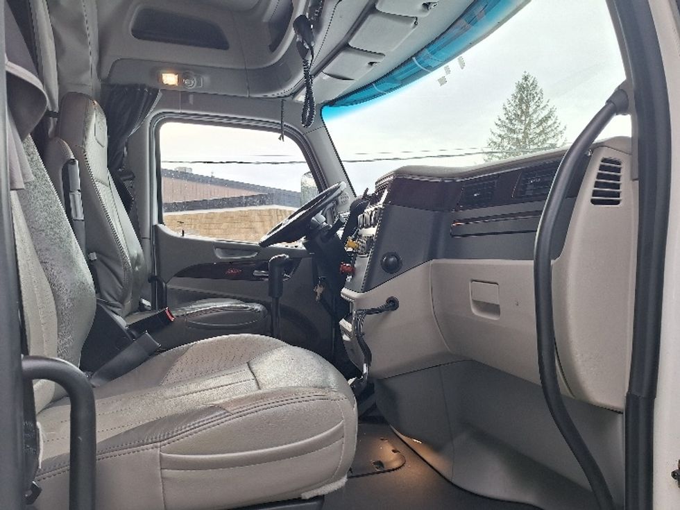 Sleeper Tractor-Heavy Duty Tractors-Peterbilt-2020-579-Londonderry-NH-261,733\n\t\tmiles-$ 67,000 - Image 15