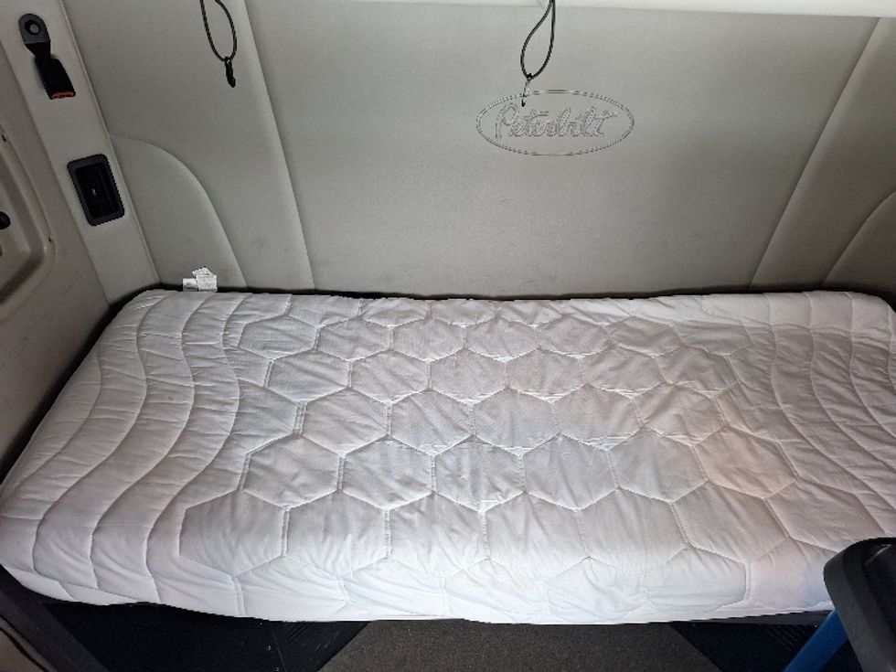 Sleeper Tractor-Heavy Duty Tractors-Peterbilt-2020-579-Londonderry-NH-261,733\n\t\tmiles-$ 67,000 - Image 17