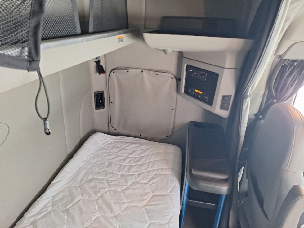 Sleeper Tractor-Heavy Duty Tractors-Peterbilt-2020-579-Londonderry-NH-261,733\n\t\tmiles-$ 67,000 - Image 18