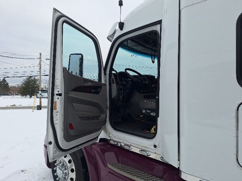Sleeper Tractor-Heavy Duty Tractors-Peterbilt-2020-579-Londonderry-NH-261,733\n\t\tmiles-$ 67,000 - Image 9