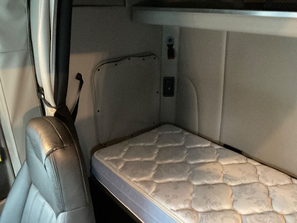 Sleeper Tractor-Heavy Duty Tractors-Peterbilt-2020-579-Mount Pleasant-PA-162,841\n\t\tmiles-$ 66,250 - Image 16