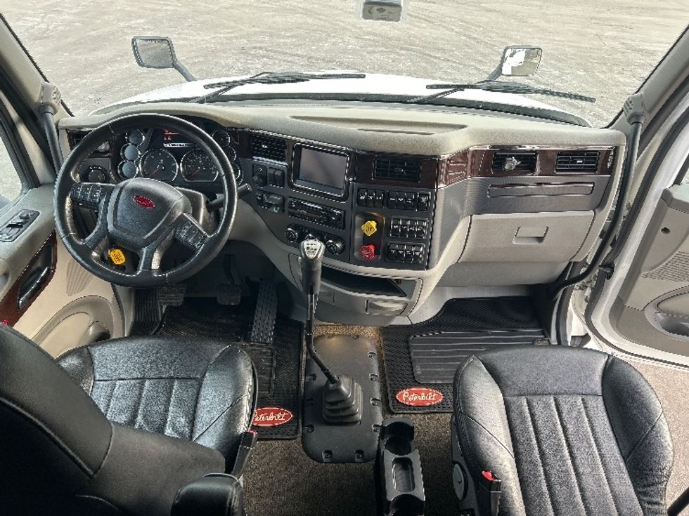 Sleeper Tractor-Heavy Duty Tractors-Peterbilt-2020-579-Mount Pleasant-PA-170,727\n\t\tmiles-$ 70,000 - Image 12