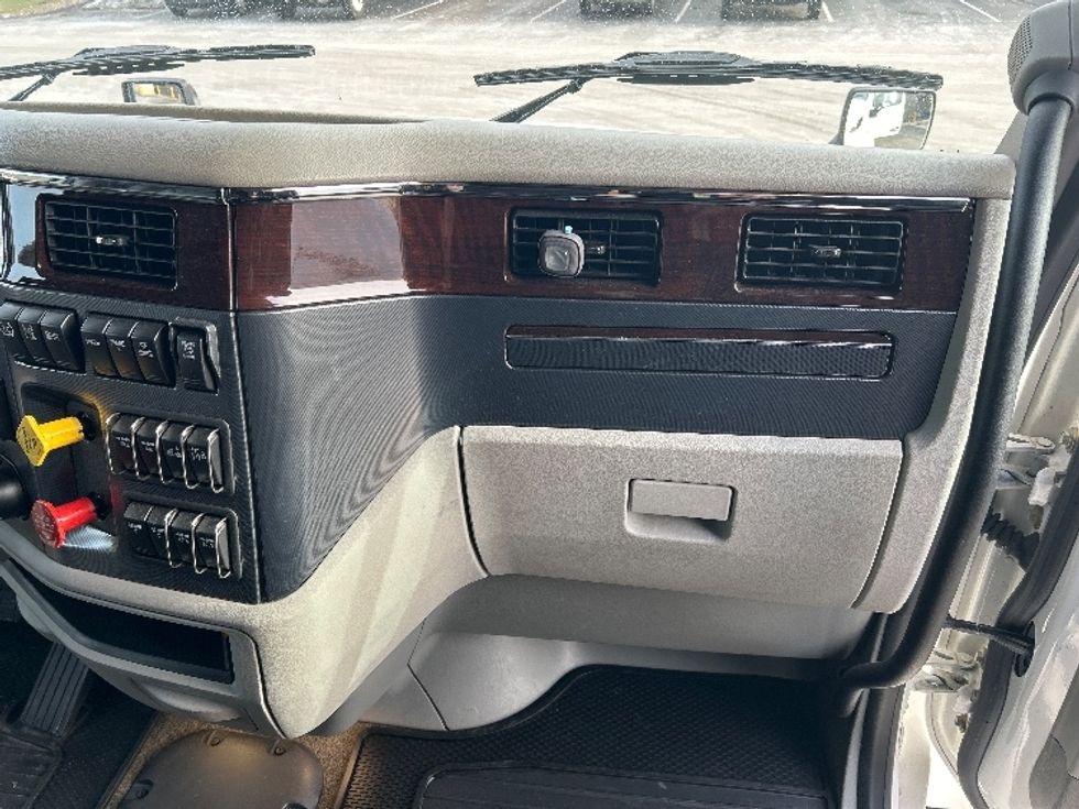 Sleeper Tractor-Heavy Duty Tractors-Peterbilt-2020-579-Mount Pleasant-PA-170,727\n\t\tmiles-$ 70,000 - Image 14