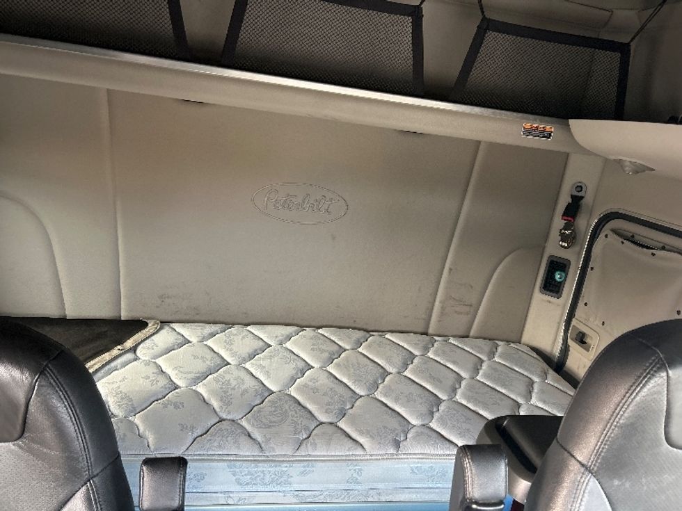 Sleeper Tractor-Heavy Duty Tractors-Peterbilt-2020-579-Mount Pleasant-PA-170,727\n\t\tmiles-$ 70,000 - Image 16