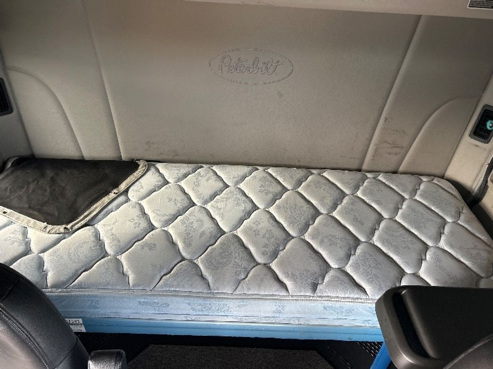 Sleeper Tractor-Heavy Duty Tractors-Peterbilt-2020-579-Mount Pleasant-PA-170,727\n\t\tmiles-$ 70,000 - Image 17