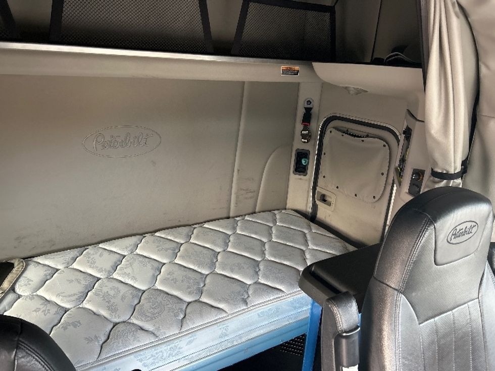 Sleeper Tractor-Heavy Duty Tractors-Peterbilt-2020-579-Mount Pleasant-PA-170,727\n\t\tmiles-$ 70,000 - Image 18