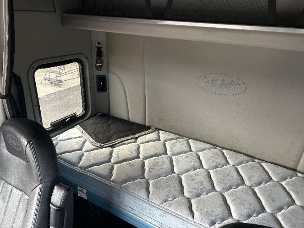 Sleeper Tractor-Heavy Duty Tractors-Peterbilt-2020-579-Mount Pleasant-PA-170,727\n\t\tmiles-$ 70,000 - Image 19