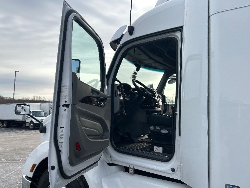 Sleeper Tractor-Heavy Duty Tractors-Peterbilt-2020-579-Mount Pleasant-PA-170,727\n\t\tmiles-$ 70,000 - Image 9