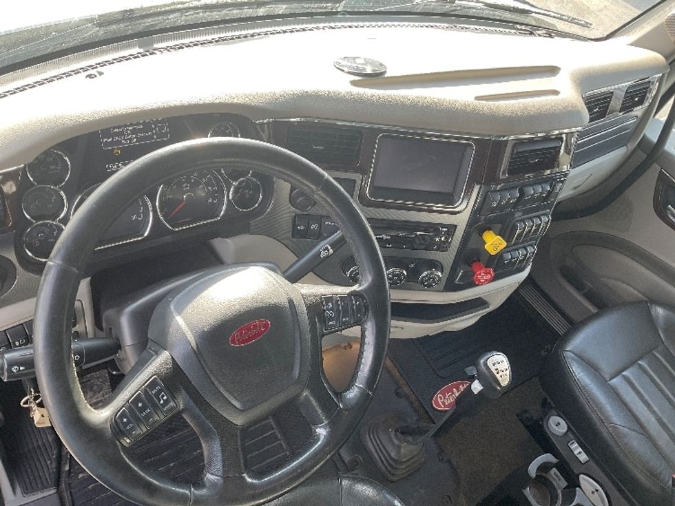 Sleeper Tractor-Heavy Duty Tractors-Peterbilt-2020-579-Mount Pleasant-PA-217,023\n\t\tmiles-$ 64,250 - Image 11