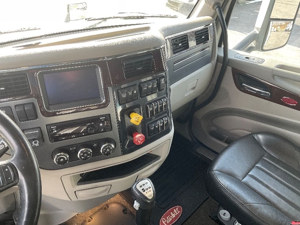 Sleeper Tractor-Heavy Duty Tractors-Peterbilt-2020-579-Mount Pleasant-PA-217,023\n\t\tmiles-$ 64,250 - Image 12