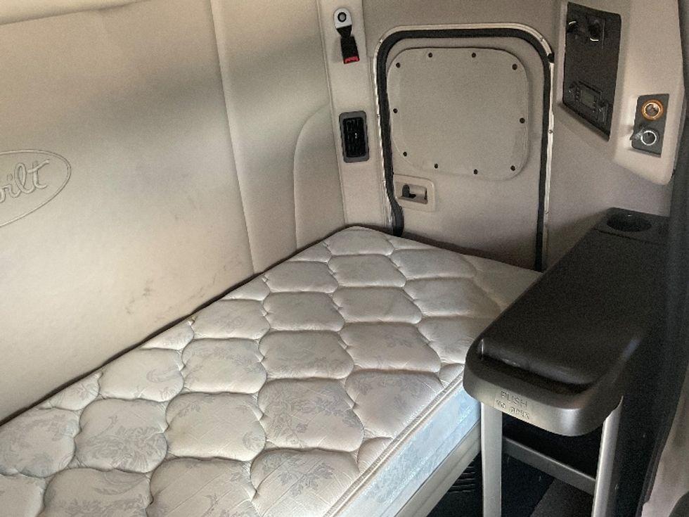 Sleeper Tractor-Heavy Duty Tractors-Peterbilt-2020-579-Mount Pleasant-PA-217,023\n\t\tmiles-$ 64,250 - Image 18