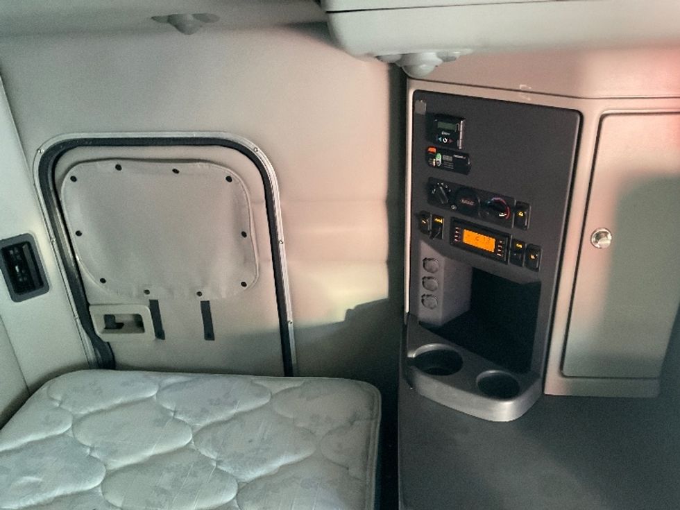 Sleeper Tractor-Heavy Duty Tractors-Peterbilt-2020-579-Nashville (Mount Juliet)-TN-150,504\n\t\tmiles-$ 80,750 - Image 17