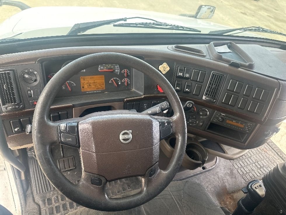 2014 Volvo VNL64T670 Sleeper Tractor