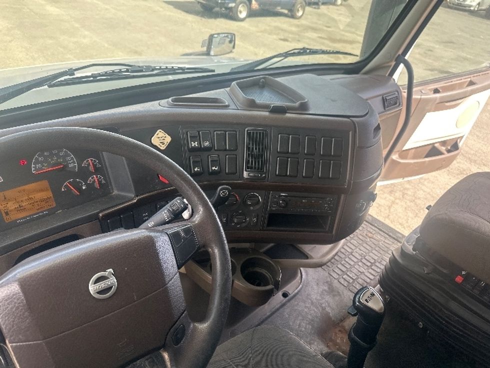2014 Volvo VNL64T670 Sleeper Tractor