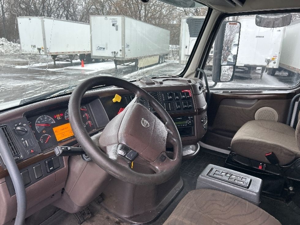Sleeper Tractor-Heavy Duty Tractors-Volvo-2015-VNL64T670-Roseville-MN-867,901\n\t\tmiles-$ 12,500 - Image 10