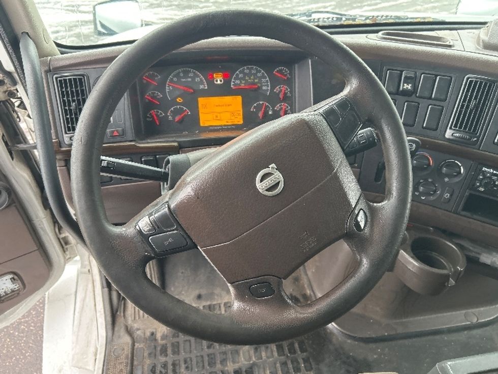 Sleeper Tractor-Heavy Duty Tractors-Volvo-2015-VNL64T670-Roseville-MN-867,901\n\t\tmiles-$ 12,500 - Image 11