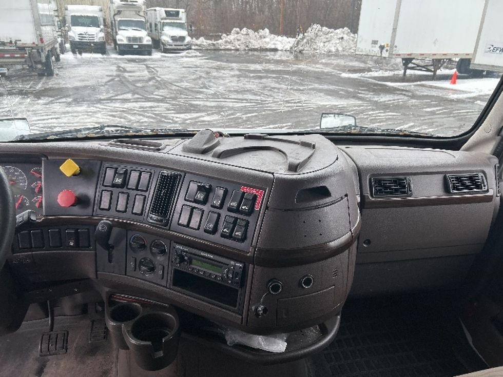 Sleeper Tractor-Heavy Duty Tractors-Volvo-2015-VNL64T670-Roseville-MN-867,901\n\t\tmiles-$ 12,500 - Image 12