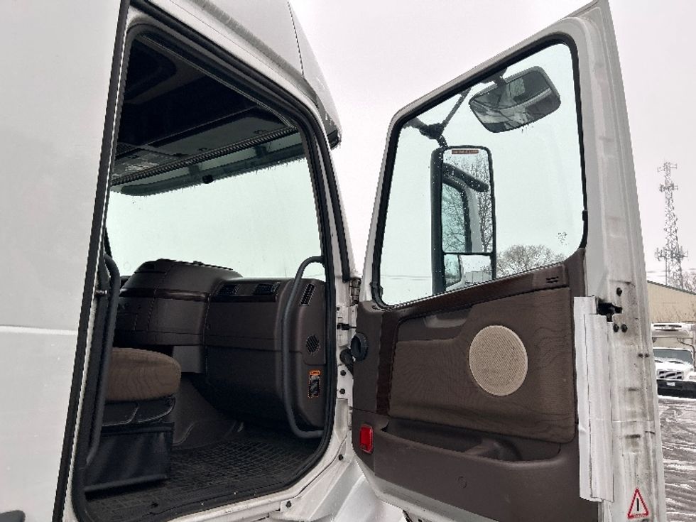 Sleeper Tractor-Heavy Duty Tractors-Volvo-2015-VNL64T670-Roseville-MN-867,901\n\t\tmiles-$ 12,500 - Image 13