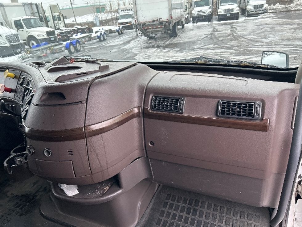 Sleeper Tractor-Heavy Duty Tractors-Volvo-2015-VNL64T670-Roseville-MN-867,901\n\t\tmiles-$ 12,500 - Image 14