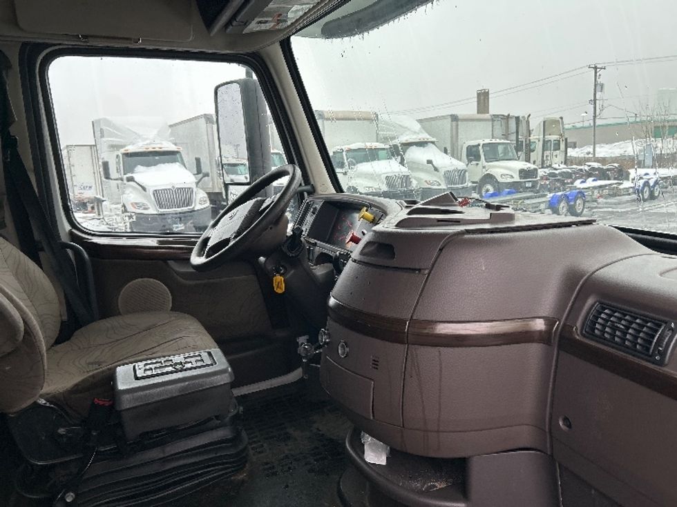 Sleeper Tractor-Heavy Duty Tractors-Volvo-2015-VNL64T670-Roseville-MN-867,901\n\t\tmiles-$ 12,500 - Image 15
