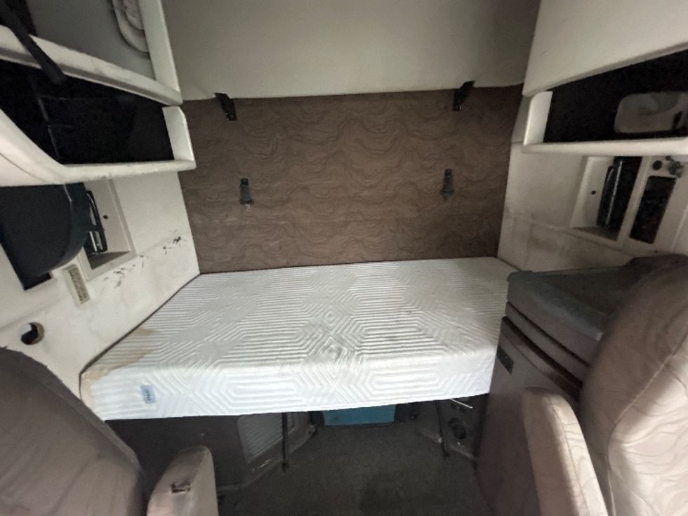 Sleeper Tractor-Heavy Duty Tractors-Volvo-2015-VNL64T670-Roseville-MN-867,901\n\t\tmiles-$ 12,500 - Image 16