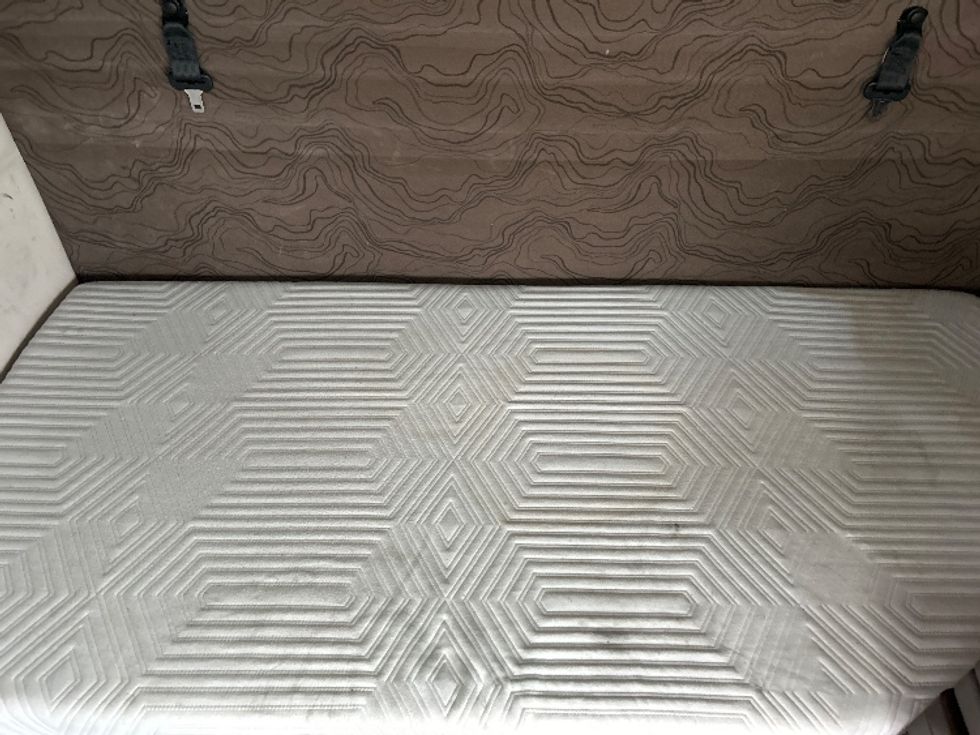 Sleeper Tractor-Heavy Duty Tractors-Volvo-2015-VNL64T670-Roseville-MN-867,901\n\t\tmiles-$ 12,500 - Image 17