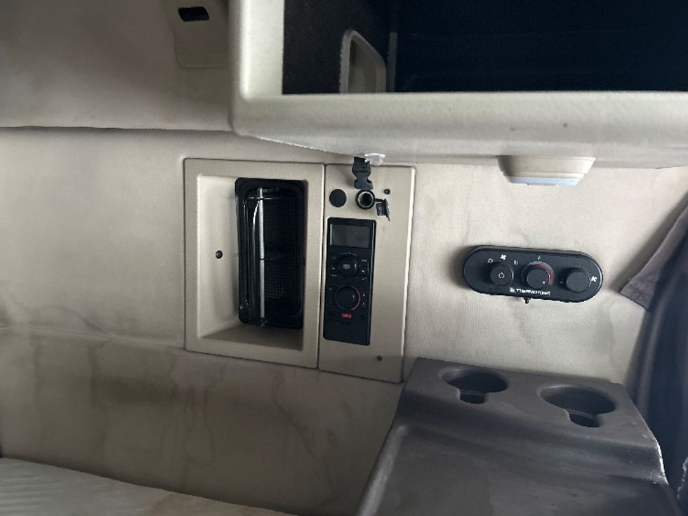 Sleeper Tractor-Heavy Duty Tractors-Volvo-2015-VNL64T670-Roseville-MN-867,901\n\t\tmiles-$ 12,500 - Image 18