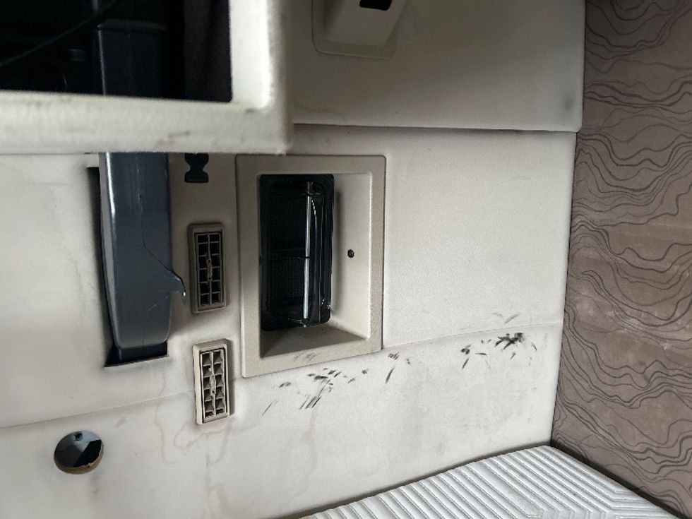 Sleeper Tractor-Heavy Duty Tractors-Volvo-2015-VNL64T670-Roseville-MN-867,901\n\t\tmiles-$ 12,500 - Image 19