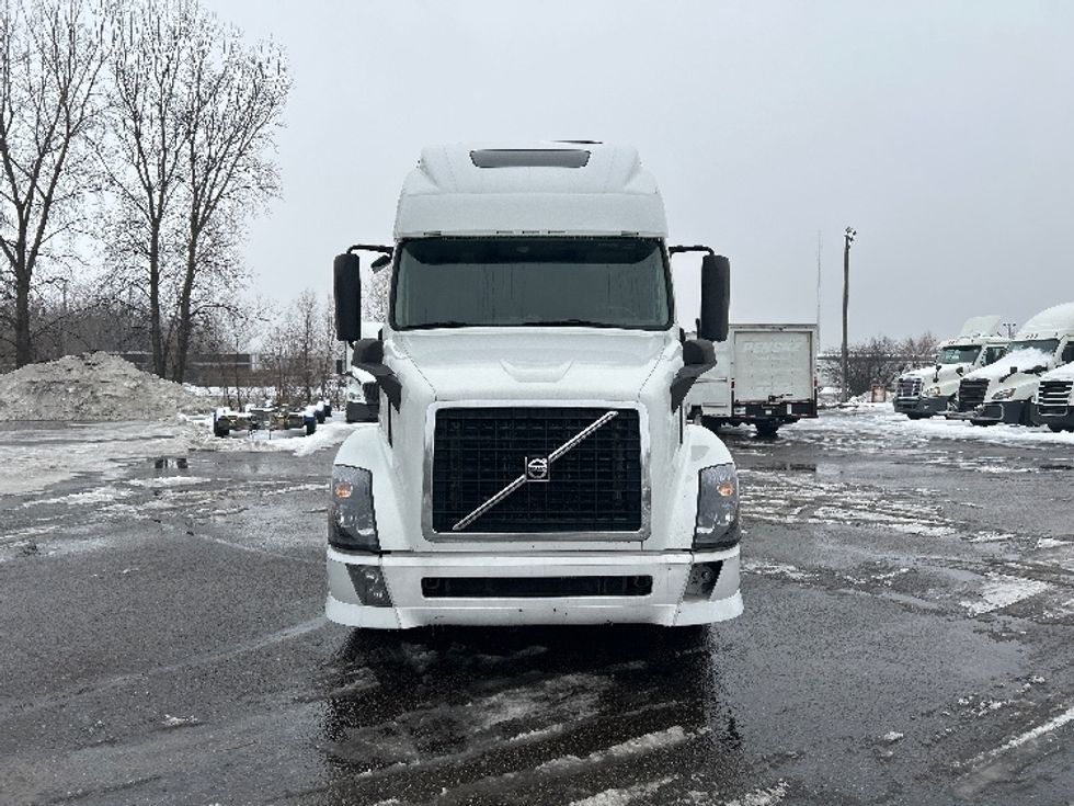 Sleeper Tractor-Heavy Duty Tractors-Volvo-2015-VNL64T670-Roseville-MN-867,901\n\t\tmiles-$ 12,500 - Image 2