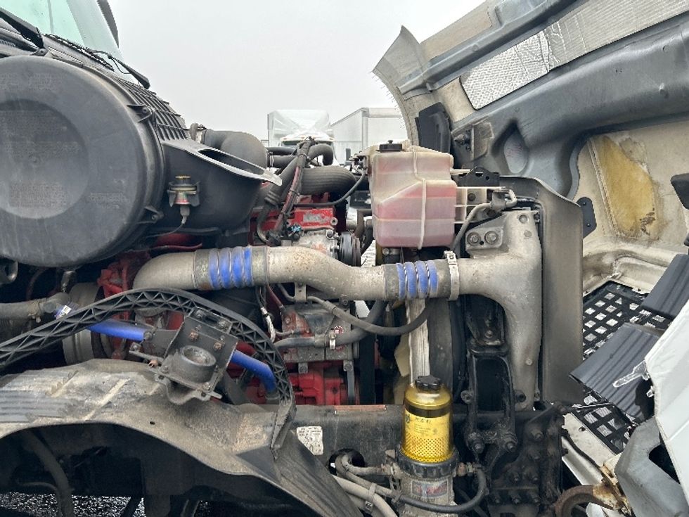 Sleeper Tractor-Heavy Duty Tractors-Volvo-2015-VNL64T670-Roseville-MN-867,901\n\t\tmiles-$ 12,500 - Image 20