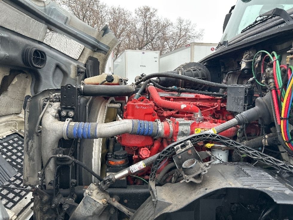 Sleeper Tractor-Heavy Duty Tractors-Volvo-2015-VNL64T670-Roseville-MN-867,901\n\t\tmiles-$ 12,500 - Image 21