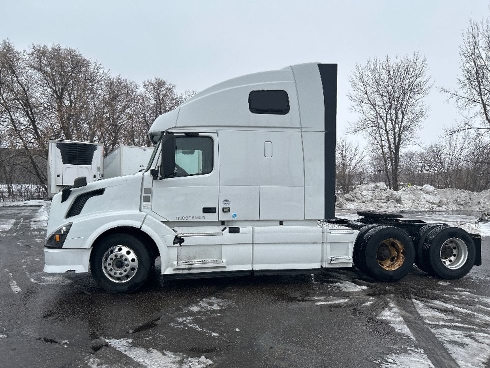 Sleeper Tractor-Heavy Duty Tractors-Volvo-2015-VNL64T670-Roseville-MN-867,901\n\t\tmiles-$ 12,500 - Image 4