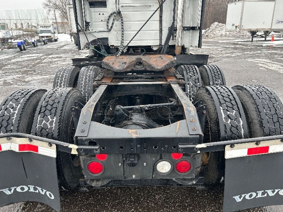 Sleeper Tractor-Heavy Duty Tractors-Volvo-2015-VNL64T670-Roseville-MN-867,901\n\t\tmiles-$ 12,500 - Image 6
