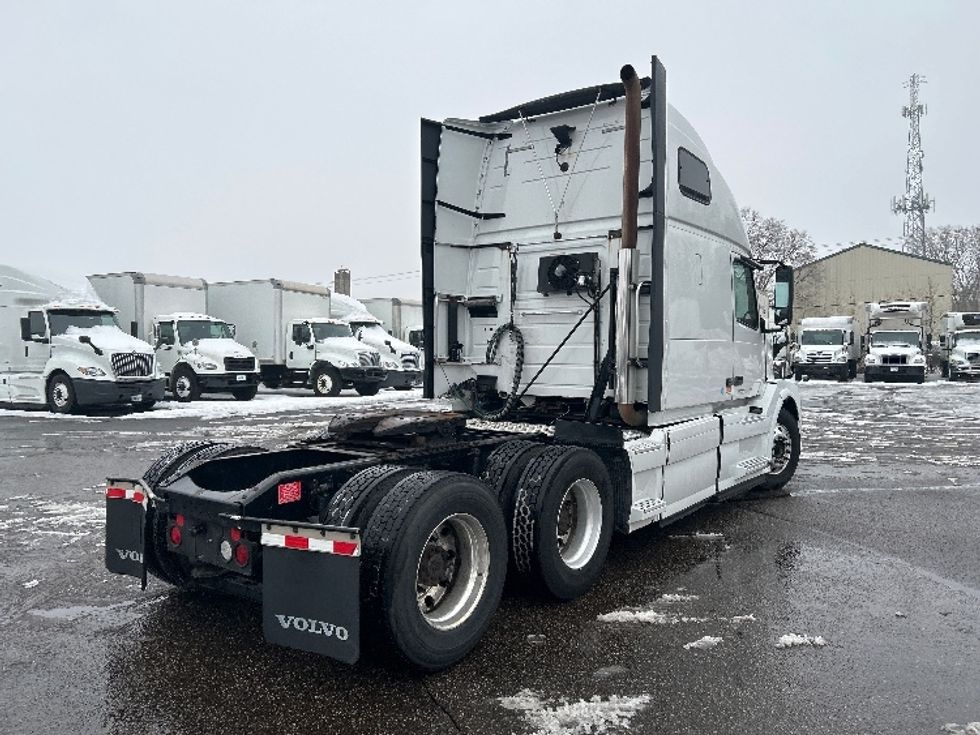 Sleeper Tractor-Heavy Duty Tractors-Volvo-2015-VNL64T670-Roseville-MN-867,901\n\t\tmiles-$ 12,500 - Image 7