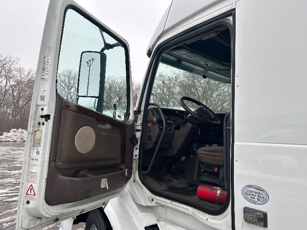 Sleeper Tractor-Heavy Duty Tractors-Volvo-2015-VNL64T670-Roseville-MN-867,901\n\t\tmiles-$ 12,500 - Image 9