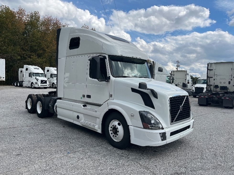 2016 Volvo VNL64T670 Sleeper Tractor