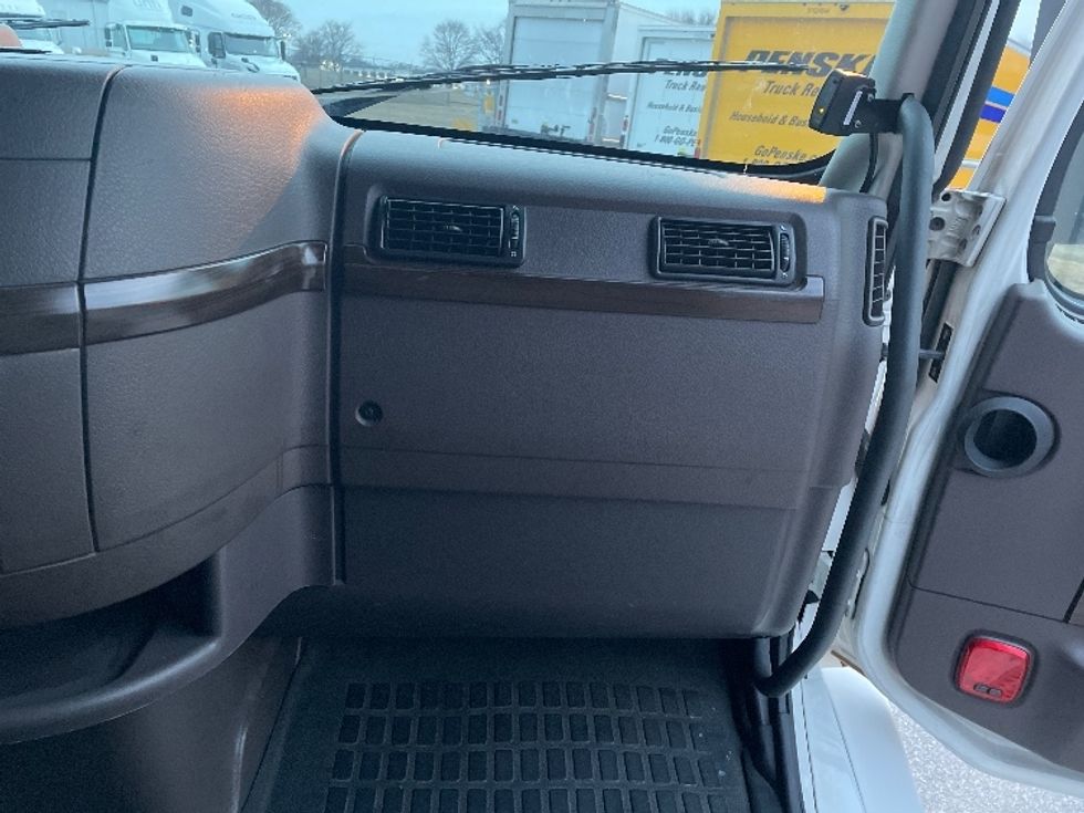 2016 Volvo VNL64T670 Sleeper Tractor