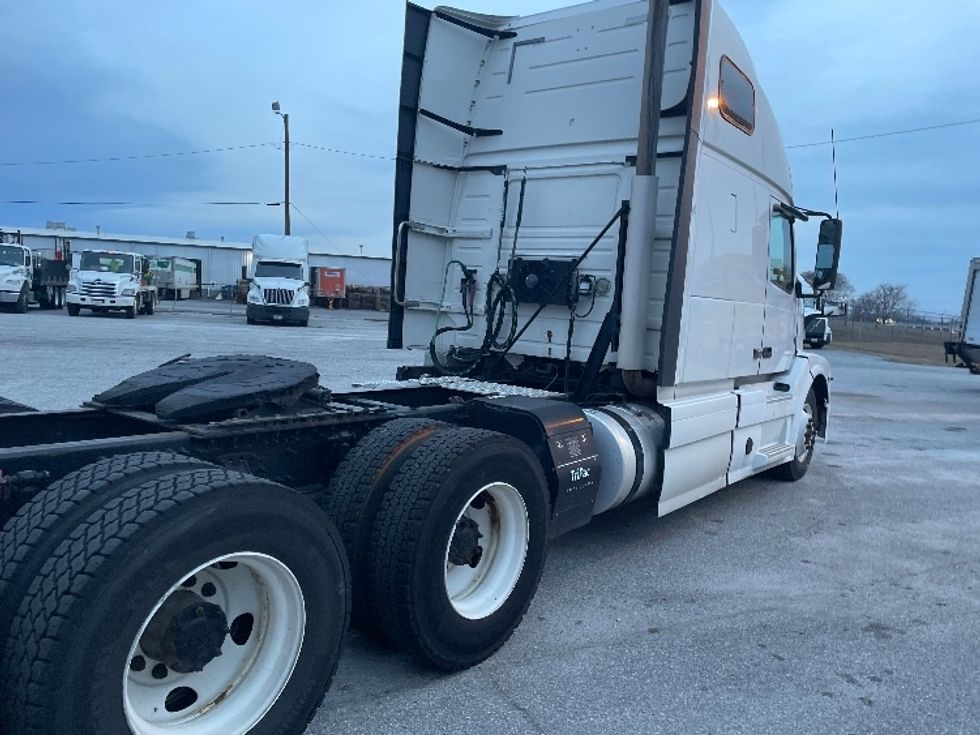 2016 Volvo VNL64T670 Sleeper Tractor
