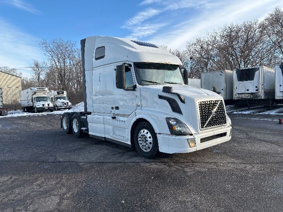 Sleeper Tractor-Heavy Duty Tractors-Volvo-2016-VNL64T670-Roseville-MN-792,064\n\t\tmiles-$ 14,500 - Image 1