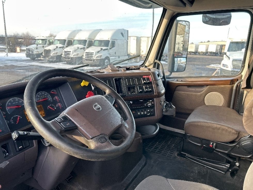 Sleeper Tractor-Heavy Duty Tractors-Volvo-2016-VNL64T670-Roseville-MN-792,064\n\t\tmiles-$ 14,500 - Image 10