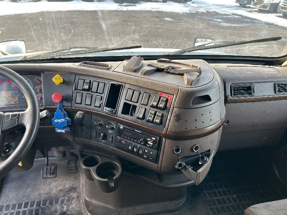 Sleeper Tractor-Heavy Duty Tractors-Volvo-2016-VNL64T670-Roseville-MN-792,064\n\t\tmiles-$ 14,500 - Image 12