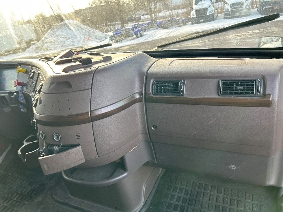 Sleeper Tractor-Heavy Duty Tractors-Volvo-2016-VNL64T670-Roseville-MN-792,064\n\t\tmiles-$ 14,500 - Image 14