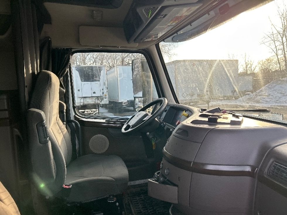 Sleeper Tractor-Heavy Duty Tractors-Volvo-2016-VNL64T670-Roseville-MN-792,064\n\t\tmiles-$ 14,500 - Image 15