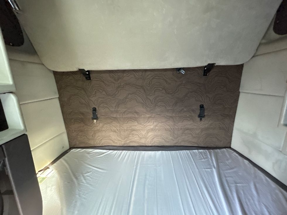 Sleeper Tractor-Heavy Duty Tractors-Volvo-2016-VNL64T670-Roseville-MN-792,064\n\t\tmiles-$ 14,500 - Image 16