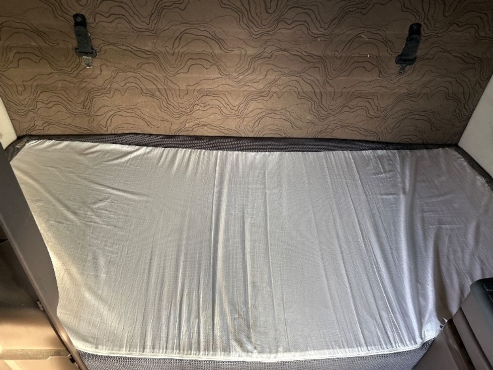 Sleeper Tractor-Heavy Duty Tractors-Volvo-2016-VNL64T670-Roseville-MN-792,064\n\t\tmiles-$ 14,500 - Image 17