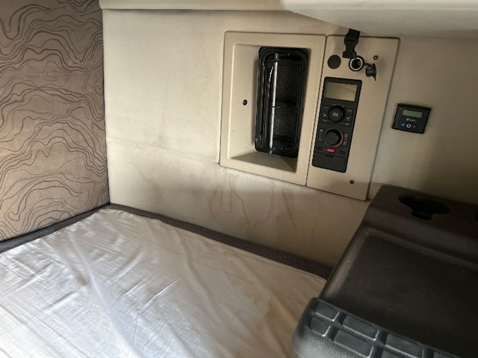 Sleeper Tractor-Heavy Duty Tractors-Volvo-2016-VNL64T670-Roseville-MN-792,064\n\t\tmiles-$ 14,500 - Image 18