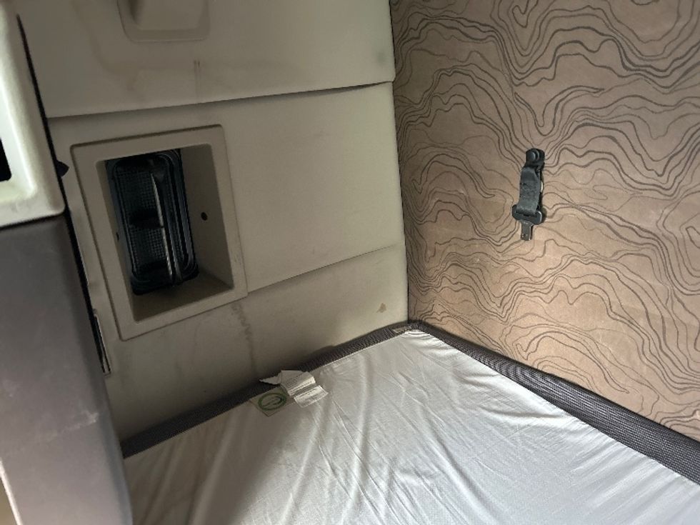 Sleeper Tractor-Heavy Duty Tractors-Volvo-2016-VNL64T670-Roseville-MN-792,064\n\t\tmiles-$ 14,500 - Image 19