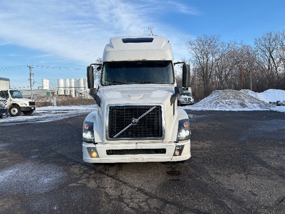 Sleeper Tractor-Heavy Duty Tractors-Volvo-2016-VNL64T670-Roseville-MN-792,064\n\t\tmiles-$ 14,500 - Image 2