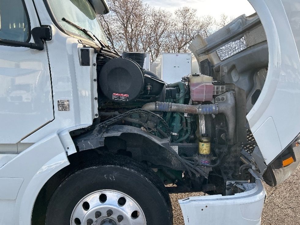 Sleeper Tractor-Heavy Duty Tractors-Volvo-2016-VNL64T670-Roseville-MN-792,064\n\t\tmiles-$ 14,500 - Image 20