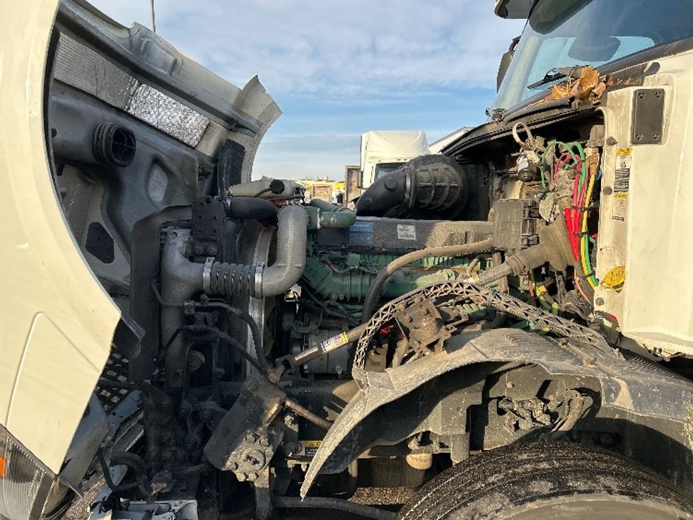 Sleeper Tractor-Heavy Duty Tractors-Volvo-2016-VNL64T670-Roseville-MN-792,064\n\t\tmiles-$ 14,500 - Image 21